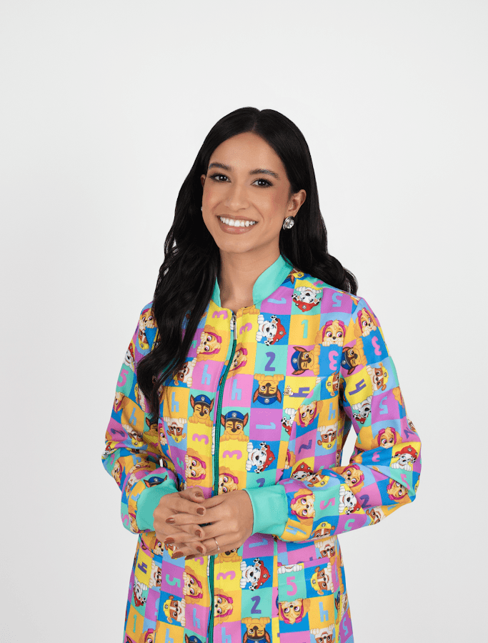 Foto editorial da Dra. Ana Paula em uniforme lúdico
