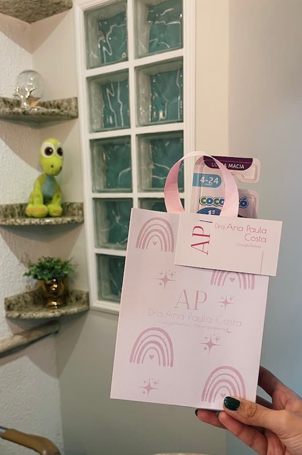 Embalagem com logo AP da clínica — kit higiene infantil